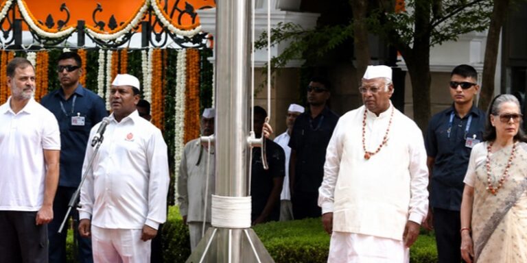 AlCC ആസ്ഥാനത്ത് വന്ദേമാതരം പൂർണരൂപത്തിൽ; പ്രഖ്യാപിത നിലപാടിന് വിരുദ്ധമെന്ന് വിമർശനം IMG_20260815_112436_(800_x_400_pixel)