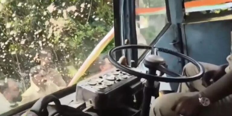 പത്തനംതിട്ടയിൽ കെഎസ്ആർടിസി പ്രിയദർശിനി ബസ് തടഞ്ഞ് സ്വകാര്യ ബസ് ജീവനക്കാർ IMG_20260817_171205_(800_x_400_pixel)