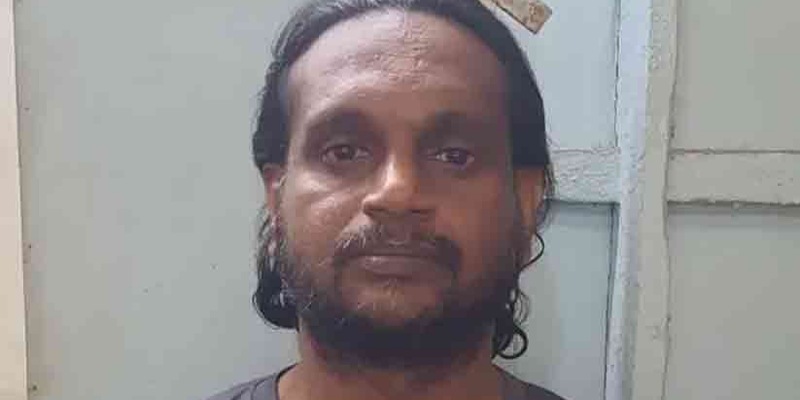 കോഴിക്കോട് അയൽവാസിയായ സ്ത്രിക്ക് നേരെയുവാവ് വെടിയുതിർത്തു